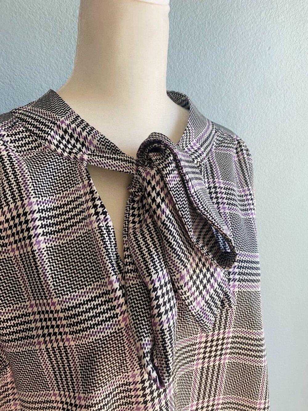 Torrid Houndstooth Plaid Tie Neck Blouse Size 1 NWOT: purple, black and white